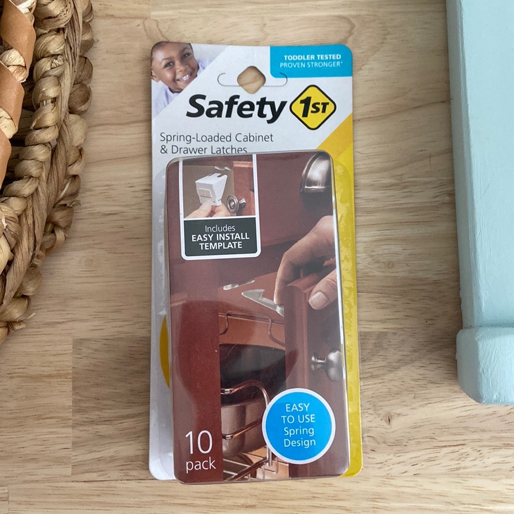 Cabinet drawer latch